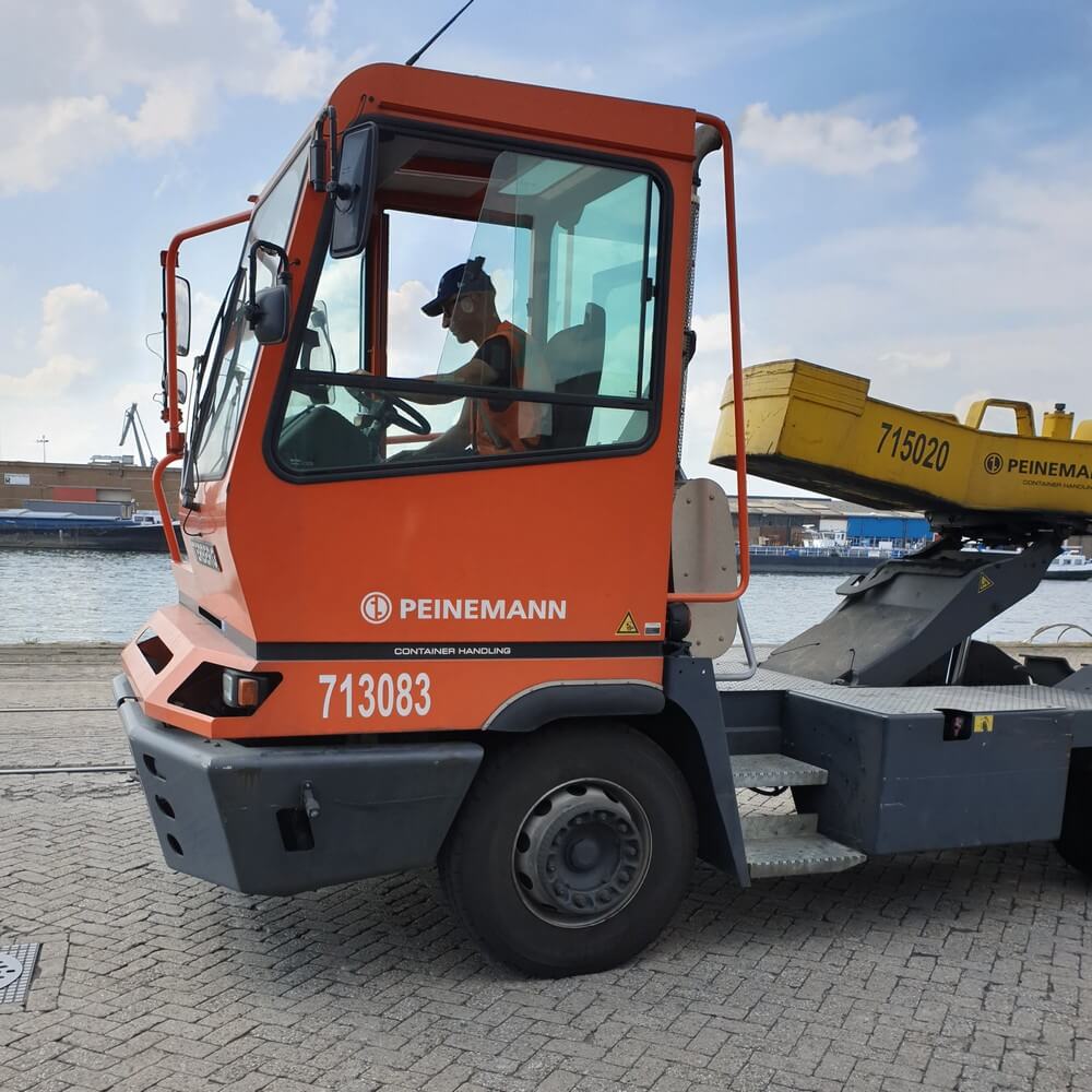 Terminal trekker rijbewijs intern Rijnmond Haven Training RHT